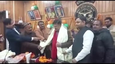 बहराइच: कलेक्ट्रेट सभागार में ग्रामीण पत्रकार एसोसिएशन के मंडल अध्यक्ष व पत्रकारों ने स्मृति चिन्ह देकर जिलाधिकारी को दी बधाई