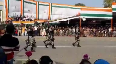 लखनऊ राज भवन के सामने होम गार्ड्स विभाग का मनमोहक प्रदर्शन......