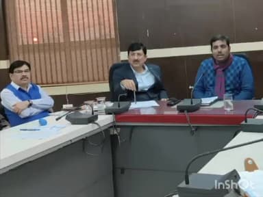 ग्वालियर गिर्द: कलेक्ट्रेट सभागार में कलेक्टर ने अधिकारियों के साथ की बैठक