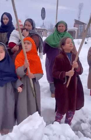 मेरा मुल्क मेरा देश मेरा ये वतन
शांति का उन्नति का प्यार का चमन
इसके वास्ते निसार है मेरा तन मेरा मन
#bharatJodo