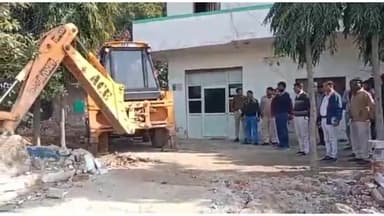 टेकनपुर कस्बे में शासकीय जमीन पर कब्जा कर बना रखा था घर, प्रशासन ने जेसीबी मशीन से तोड़ा