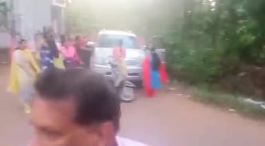 #केरला में हिंदू लड़की को एक मुस्लिम ने छेड़ दिया। वहां हाजिर सब लड़कियों ने उस पर मिल कर हल्ला बोल दिया और लगभग नंगा कर