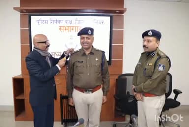 ग्वालियर गिर्द: जिले के पदोन्नत हुए निरीक्षकों को एडीजीपी ग्वालियर जोन ने रिबन काटकर डीएसपी की लगाई रैंक