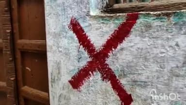 आगरा: घटिया आजम खां मार्ग पर 6 मकान गिरने के बाद प्रशासन ने क्षेत्र में 50 घरों पर लगाया खतरे का निशान, लोग परेशान