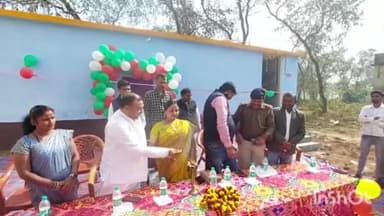 करपी: करपी प्रखंड के प्रखंड परिसर में शनिवार को जिला परिषद अध्यक्ष संध्या देवी ने सामुदायिक शौचालय का फीता काटकर लोकार्पण किया