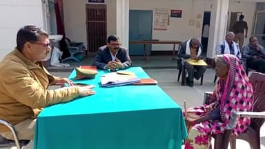 अमेठी: अमेठी कोतवाली परिसर में चकबंदी एसीओ पारस नाथ व थाना प्रभारी जिलेदार यादव की अध्यक्षता में आयोजित हुआ थाना दिवस