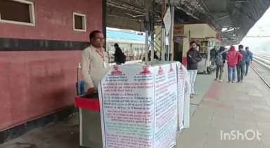 ग्वालियर गिर्द: जिले के रेलवे स्टेशन पर चाय बेचने वाला वेंडर बैनर लगाकर कर रहा आंदोलन, ठेकेदार ने छीन ली है ट्रॉली