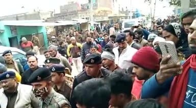 बसडिला में जिला अधिकारी गांव वालों से बात करते मर्डर के बारे में समझाते