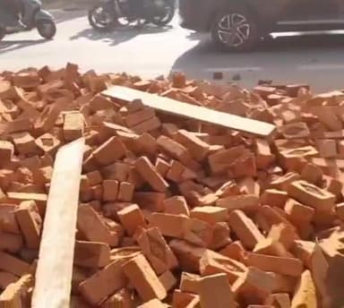 ग्वालियर गिर्द: अलकापुरी चौराहे पर पलटा ईंट से भरा ट्रक