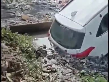 ग्वालियर गिर्द: बहोड़ापुर क्षेत्र में नाले में अनियंत्रित होकर गिरी कार का वीडियो आया सामने