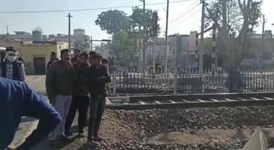 अलवर: रूपबास पुलिया के पास ट्रेन के आगे कूदा, बॉडी के 50 टुकड़े, युवक के टुकड़ों को बोरे में इकट्ठा किया 100 मीटर दूर अंग मिले