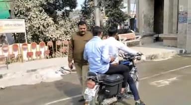 फैज़ाबाद: उदया चौराहे पर पुलिस ने अभियान चलाकर कई वाहनों का किया चालान