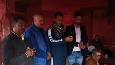 देवघर: देवघर बाबा मंदिर में गोड्डा सांसद के जन्मदिन पर कार्यकर्ताओं ने की विशेष पूजा