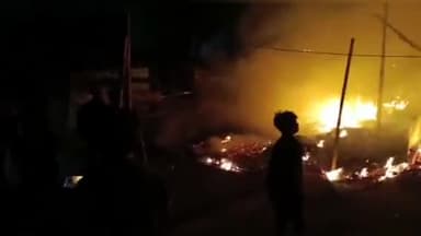 देवघर: क्लब ग्राउंड स्थित झुग्गी झोपड़ियों में शनिवार मध्य रात्रि को लगी आग, दर्जनों झुग्गी झोपड़ी जलकर हुई राख