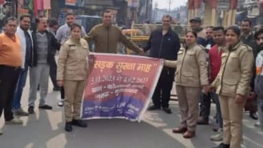 मुरादाबाद: थाना कोतवाली पुलिस ने बुध बाजार में मानव श्रृंखला बनाकर आम जनमानस को यातायात नियमों के प्रति किया जागरूक
