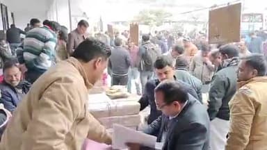 मुरादाबाद: बरेली मुरादाबाद स्नातक खंड चुनाव के लिए मुशायरा ग्राउंड से रवाना हुई पोलिंग पार्टियां, 30 जनवरी को होगा मतदान