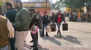 गोंडा: खंड स्नातक निर्वाचन को लेकर गोंडा में प्रशासन की देखरेख में रवाना हुई पोलिंग पार्टियां