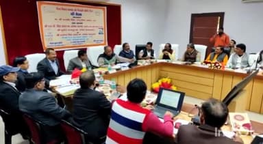 एटा: सांसद राजवीर सिंह कलेक्ट्रेट सभागार में जिला विकास समन्वय एवं निगरानी समिति दिशा की बैठक में हुए शामिल