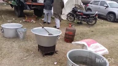 मुज़फ्फरनगर: जीआईसी मैदान में भाकियू के कार्यकर्ताओं द्वारा धरना स्थल पर ही भट्टी चढ़ाकर की जा रही खाने पीने की व्यवस्था