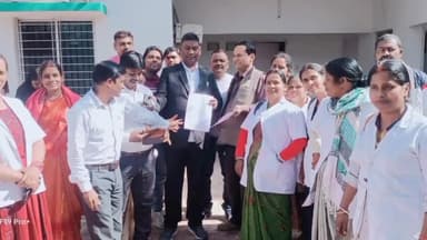 कांके: रांची के रातू रोड स्थित आवासीय कार्यालय में मंत्री सत्यानन्द भोगता का जनता दर्शन कार्यक्रम हुआ आयोजित