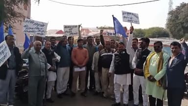 शाजापुर: ज़िला मुख्यालय पर 24 सूत्री मांगों को लेकर अजाक्स संगठन द्वारा मुख्यमंत्री के नाम कलेक्टर को दिया गया ज्ञापन