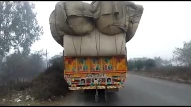 धनौरा: गजरौला यूएस फैक्ट्री के पास कार और ट्रक की भिड़ंत के बाद चालकों में हुई नोकझोंक, पुलिस ने दोनों वाहनों को पकड़ा