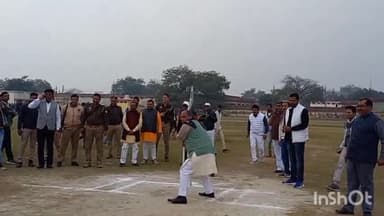 एटा: पंडित गोविंद बल्लभ पंत स्टेडियम में सांसद खेल महाकुंभ का हुआ समापन, सांसद ने की बैटिंग व डीएम ने कराई बॉलिंग