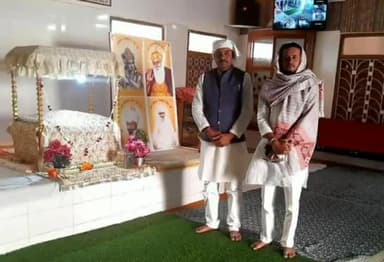 मेदिनीनगर (डालटनगंज): मेदिनीनगर डाल्टनगंज शहर के नावाटोली नामधारी गुरुद्वारा में लंगर का किया गया आयोजन