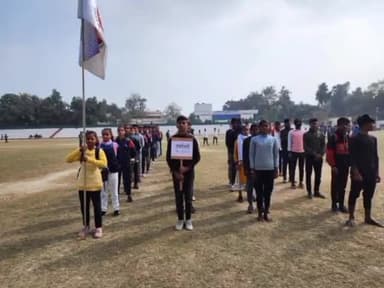 गोपालगंज: DM डॉ. नवलकिशोर चौधरी ने मिंज स्टेडियम में आयोजित दक्ष खेलकूद प्रतियोगिता 2022-23 का किया उद्घाटन