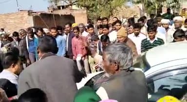 जलेसर: चकबंदी प्रक्रिया में पक्षपात का आरोप लगाते हुए गोपालपुर पहुंची चकबंदी टीम का ग्रामीणों ने किया घेराव