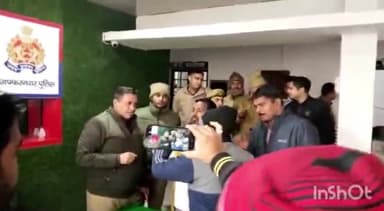 मुज़फ्फरनगर: क्रान्ति सेना के पदाधिकारियों के साथ सिविल लाईन थाने मे दरोगा ललित कसाना द्धारा अभद्र व्यवहार किये जाने पर जमकर हंगामा ह