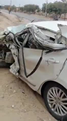 नोखा: चरकड़ा गांव के पास एक कार द्वारा ट्रक को ओवरटेक करते समय हुआ सड़क हादसा