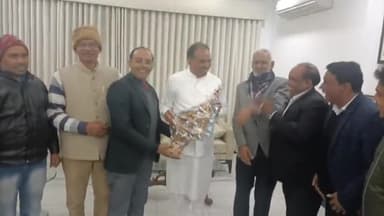 अमरोहा लोकसभा क्षेत्र के निवर्तमान सांसद समाजसेवी मा. कंवर सिंह तवर द्धारा डॉ. रविंद्र शुक्ला एडवोकेट को किया सम्मानित