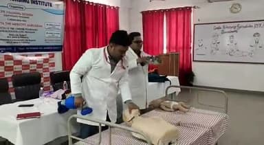 फैज़ाबाद: चिरंजीव हॉस्पिटल एवं नर्सिंग इंस्टिट्यूट की छात्राओं एवं पुलिस कर्मियों को दिया गया प्रशिक्षण