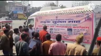 मैनपुरी: ईशन नदी पुल पर यातायात पुलिस की ओर से सड़क सुरक्षा माह के तहत लोगों को किया गया जागरूक
