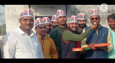 सुल्तानपुर: आशीष पटेल को जिले का प्रभारी मंत्री बनाए जाने पर कार्यकर्ताओं ने जिला कार्यालय पर एक दूसरे को मिठाई खिलाकर जताई खुशी