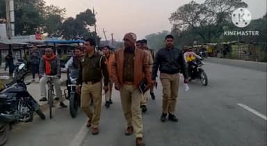 सुल्तानपुर: एसपी के निर्देश पर जनपद के समस्त थाना क्षेत्रों में पुलिसकर्मियों ने किया पैदल गश्त