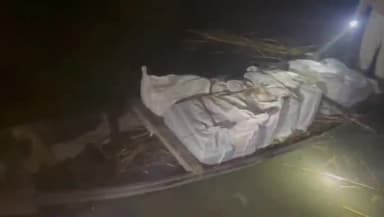 गोपालगंज: मंगलपुर पुल के समीप पुलिस ने छापेमारी कर 32 कार्टन शराब की बरामद, यूपी से गंडक नदी के रास्ते आ रही थी शराब की खेप