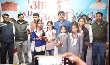 टीकमगढ़: विधायक राकेश गिरी गोस्वामी ने टीकमगढ़ के उत्सव भवन में छात्र-छात्राओं को बांटे पुरस्कार