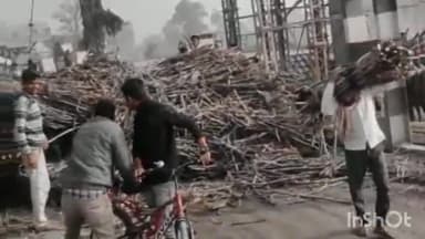 लखीमपुर: फरधान में रेलवे क्रॉसिंग के हाइटगेज से टकराकर ओवरलोड भरे ट्रक से गिरा गन्ना, बाल-बाल बचे लोग