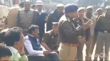 हमीरपुर: यातायात माह अभियान के तहत कोतवाली सदर क्षेत्र में बस स्टैंड पर रोडवेज़ चालकों को यातायात नियमों के प्रति किया गया जागरूक