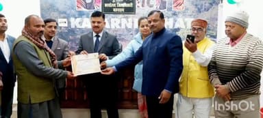 कैसरगंज: फखरपुर इलाके के रसूलपुर दरेहटा के ग्राम प्रधान को डीएम ने कोरोना काल में उत्कृष्ट कार्य करने पर दिया प्रशस्ति पत्र