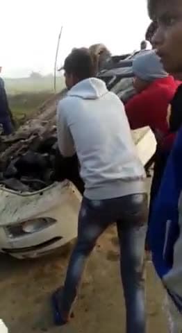 ज्ञानपुर: चकवा ज्ञानपुर में अनियंत्रित होकर पलटी कार, बाल-बाल बचे कार सवार लोग