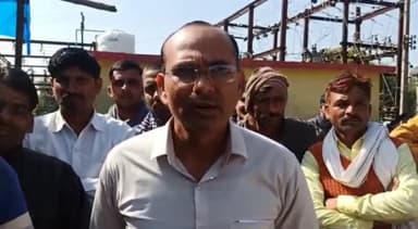 टीकमगढ़: नंदनपुर गांव के किसान कोमल सिंह बोले- विद्युत सप्लाई बंद होने से सूख रही हैं फसलें