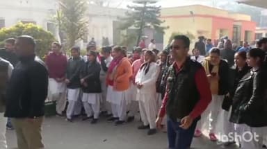 मुरादाबाद: जिला अस्पताल में स्टाफ नर्स व वार्ड बॉय के साथ मारपीट करने वाले आरोपियों की गिरफ्तारी की मांग को लेकर किया गया प्रदर्शन