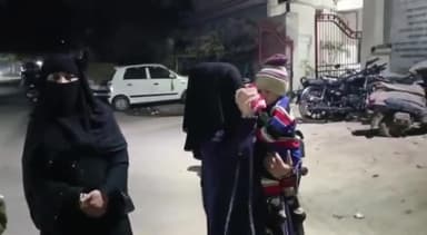 मेरठ: मजीद नगर में पत्नी द्वारा मुकदमा वापस नहीं लेने पर पति ने 2 साल की मासूम बेटी का हाथ जलाया, पीड़िता ने थाने में दी तहरीर