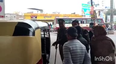 टूंडला: टूंडला चौराहे पर पुलिस ने एक दर्जन ऑटो किए सीज, आधा दर्जन ऑटो के काटे गए चालान