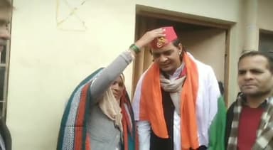 प्रयागराज: मुन्ना मस्जिद के पेश इमाम के नेतृत्व में करेली के वार्ड नंबर-99 से निकाली गई तिरंगा यात्रा, सामग्री की गई वितरित