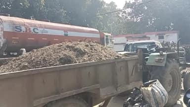 हसनपुर: हसनपुर नगर में अवैध मिट्टी के खनन पर एसडीएम के निर्देश के बाद मौके पर पहुंची पुलिस ने 4 ट्रैक्टर ट्राली को पकड़ा
