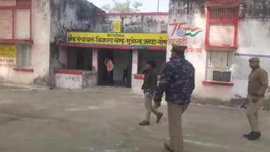 गोंडा: स्नातक निर्वाचन के लिए बनाए गए मुजेहना मतदान केंद्र का सीओ सदर ने लिया जायजा, सोमवार को होगा मतदान